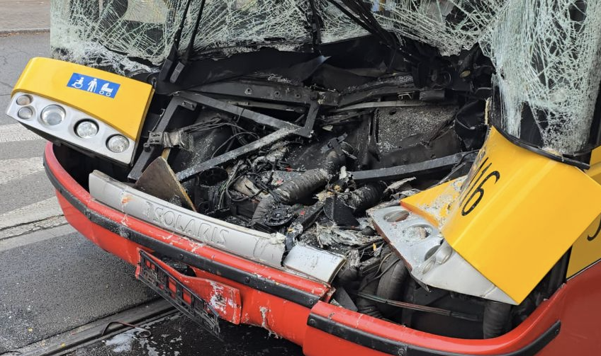 Zderzenie autobusu z tramwajem w Warszawie na Białołęce
