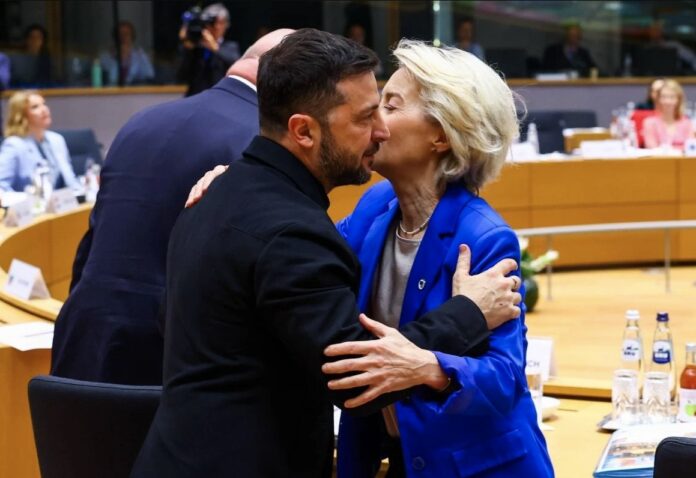 Unia Europejska podjęła historyczną decyzję o przekazaniu gigantycznych funduszy na ukraiński przemysł zbrojeniowy. Tym razem europejskie fabryki nie będą realizować tych zamówień na swoim terenie. Cały strumień gotówki płynie bez pośredników prosto do prezydenta Wołodymyra Zełenskiego miliardy dla ukrainy